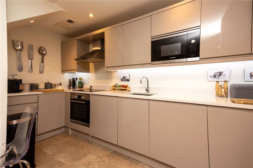 Additional image 4 of 2 bed flat for saleHigh Street, Berkhamsted HP4
