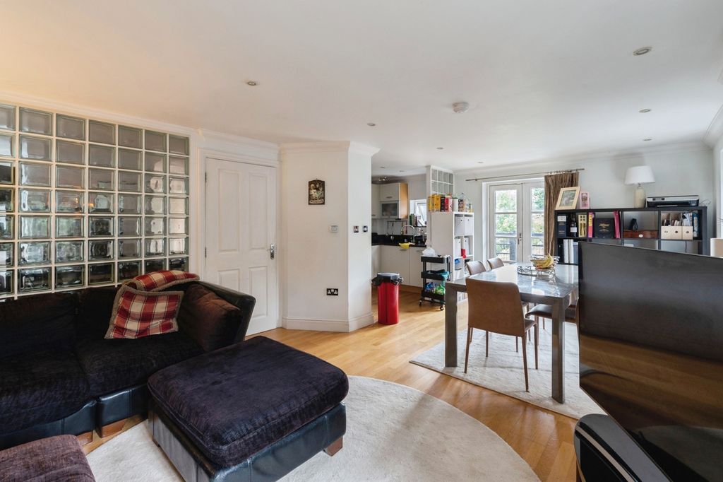 3 bed flat for saleAlexander Mews, High Street, Billericay, Essex CM12