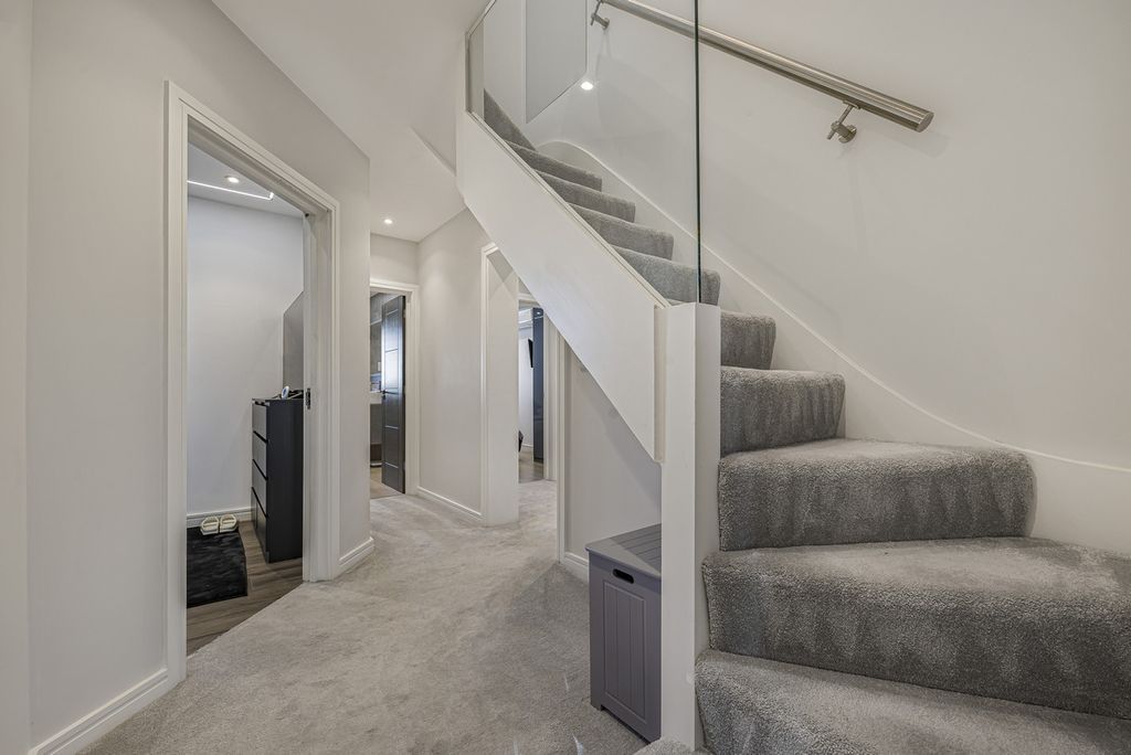 Additional image 27 of 4 bed semi-detached house for saleEdwin Close, Bexleyheath DA7
