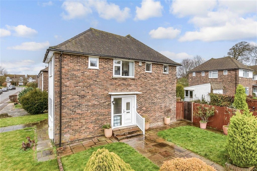 2 bed maisonette for saleCourtlands Crescent, Banstead, Surrey SM7 photo 2