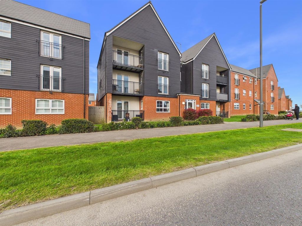 2 bed flat for saleTeasel Street, Kingsbrook, Aylesbury HP22
