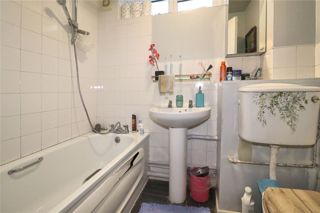 Additional image 9 of 2 bed maisonette for saleWoking, Surrey GU21