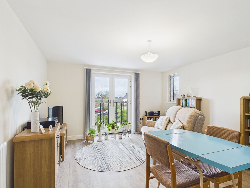 2 bed flat for saleKingsbrook Basin, Broughton HP22 photo 3