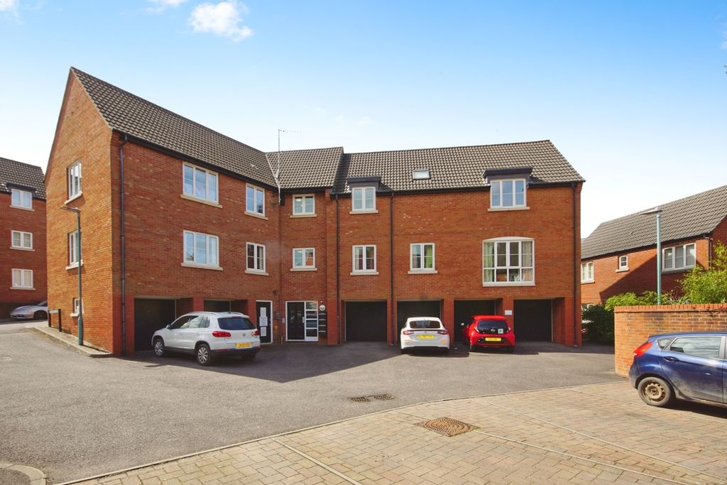 2 bed flat for saleTownsend Close, Dursley, Gloucestershire GL11