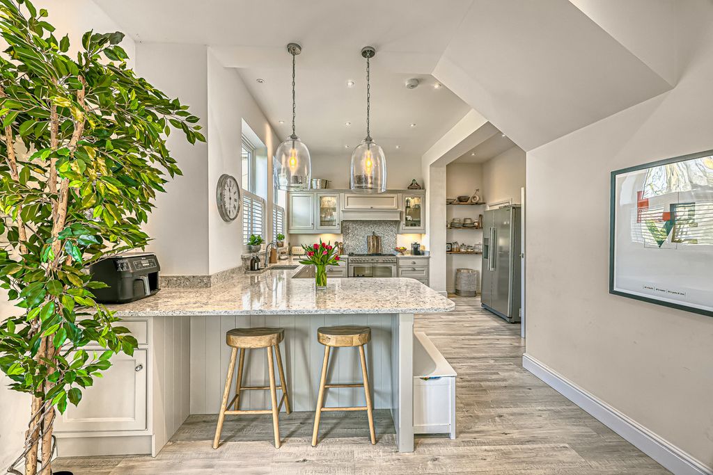 Additional image 8 of 5 bed detached house for saleRayleigh Road, Benfleet SS7