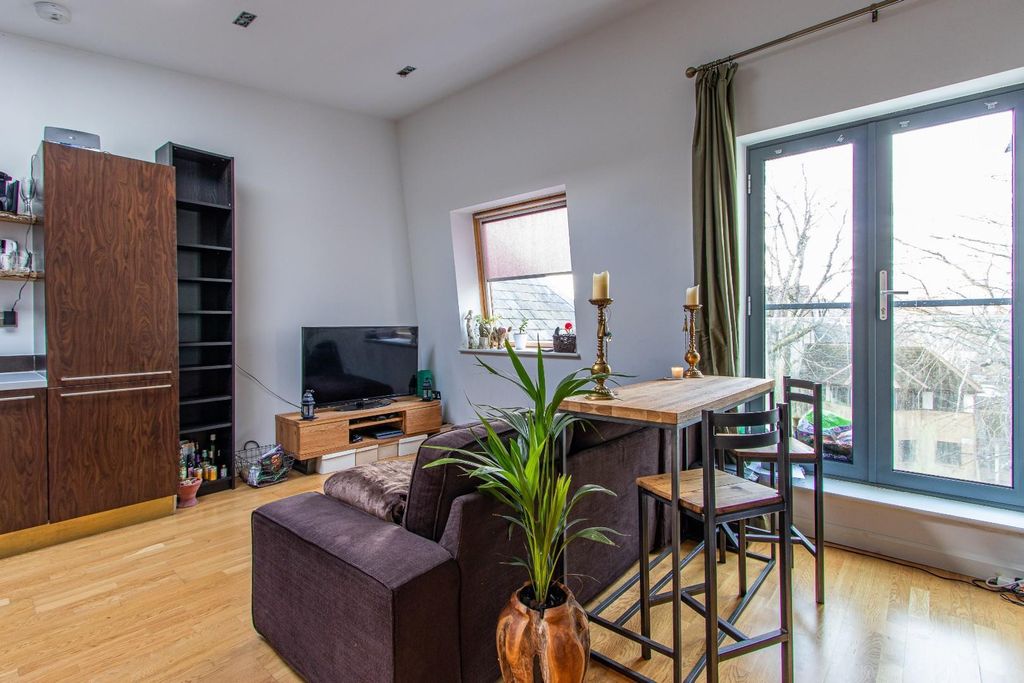 Additional image 5 of 2 bed flat for saleGwynt Mews, Cathedral Road, Pontcanna, Cardiff CF11