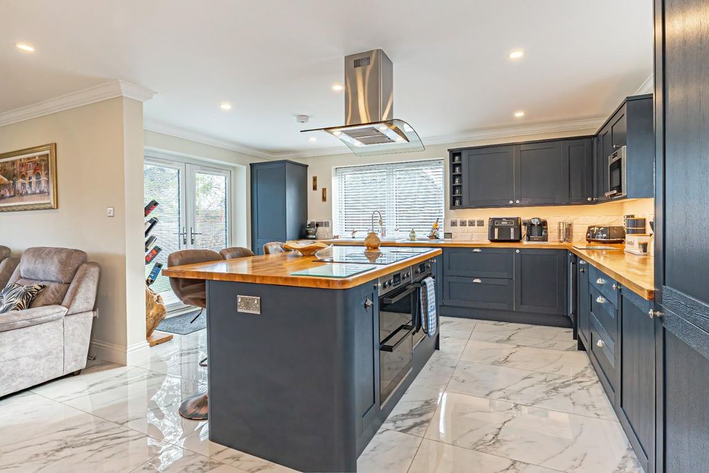 Additional image 10 of 5 bed detached house for saleBarnett Way, Bierton, Aylesbury HP22