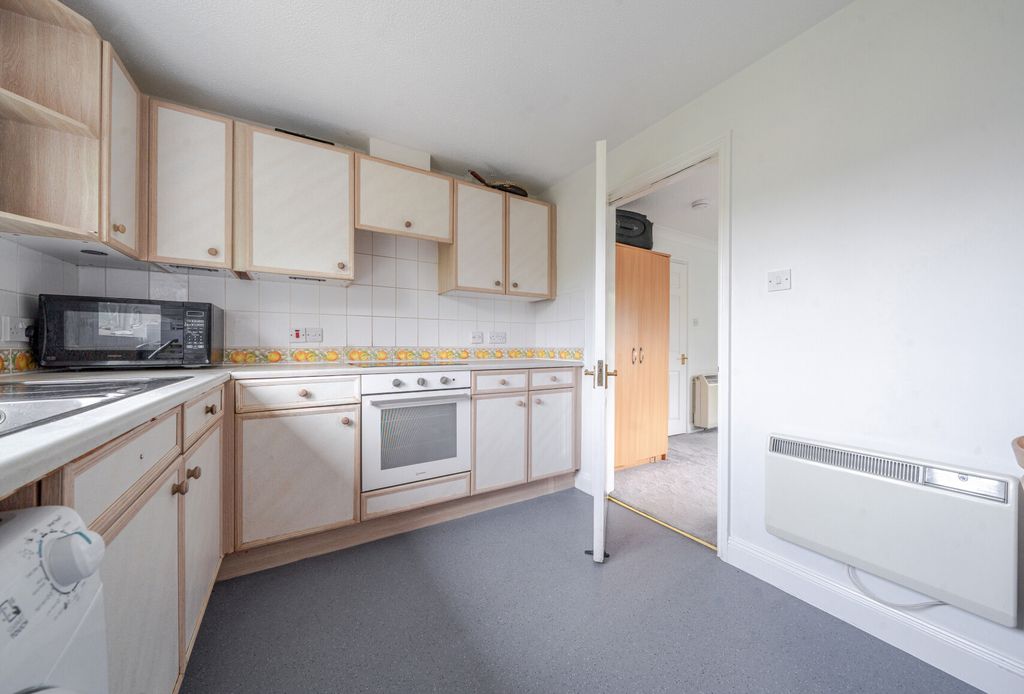 2 bed flat for saleDucklington Lane, Witney, Oxfordshire OX28 photo 4