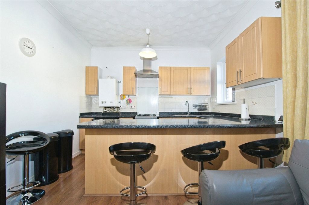 2 bed flat for saleCarlisle Street, Cardiff CF24 photo 4