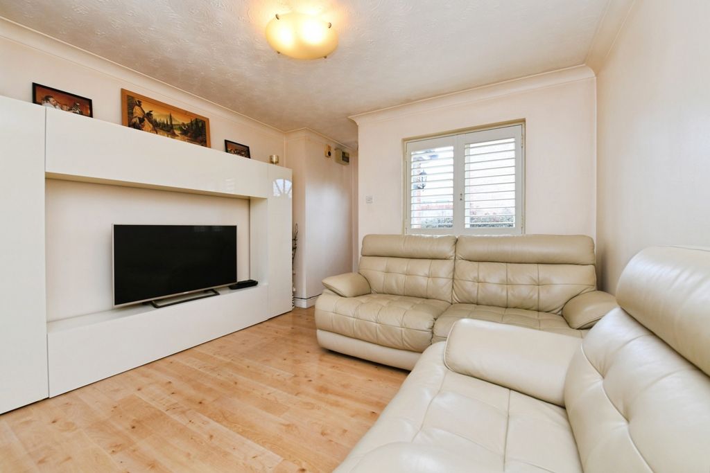 2 bed maisonette for saleNottingham Way, Basildon, Essex SS16 photo 2