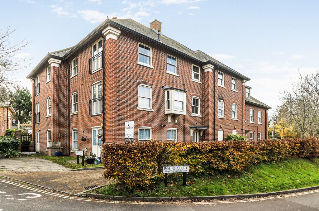 2 bed flat for saleRobins Court, Alresford, Hampshire SO24