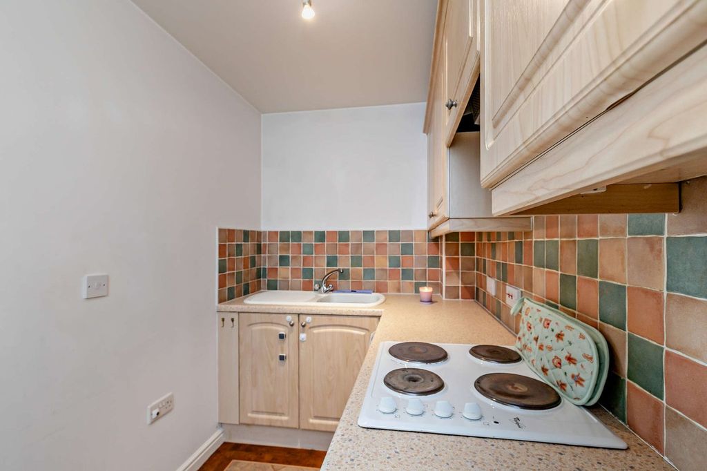 Additional image 7 of 2 bed flat for saleWain Avenue, Chesterfield S41
