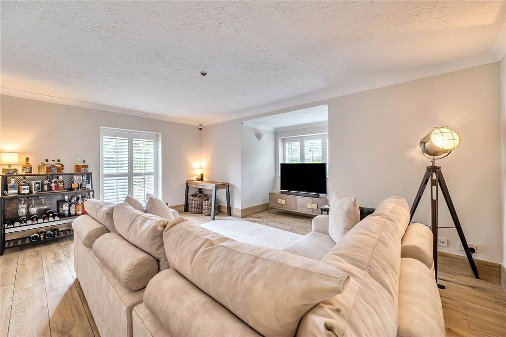 2 bed flat for saleReading Road, Arborfield, Reading, Berkshire RG2 photo 3