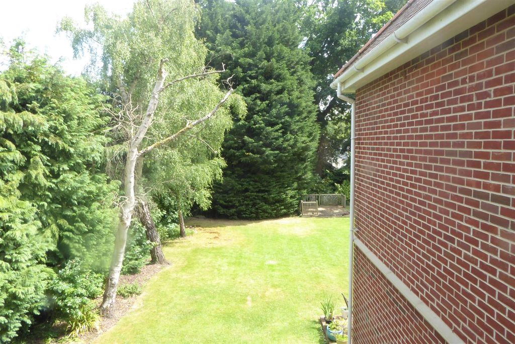 Additional image 17 of 2 bed flat for saleTudor Court, London Road, Windlesham GU20