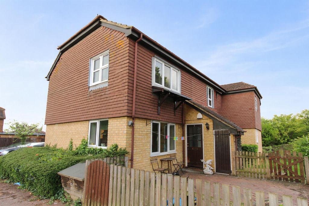 2 bed maisonette for saleAbbots Court, Noak Bridge SS15