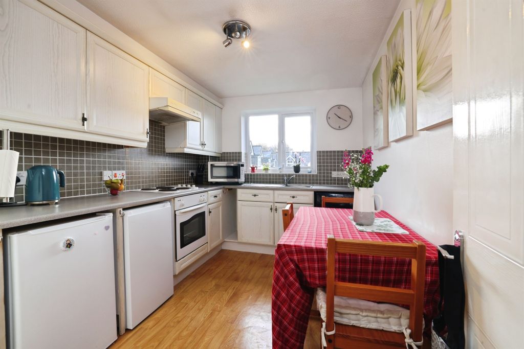 2 bed flat for saleHeather Drive, Andover SP10 photo 3
