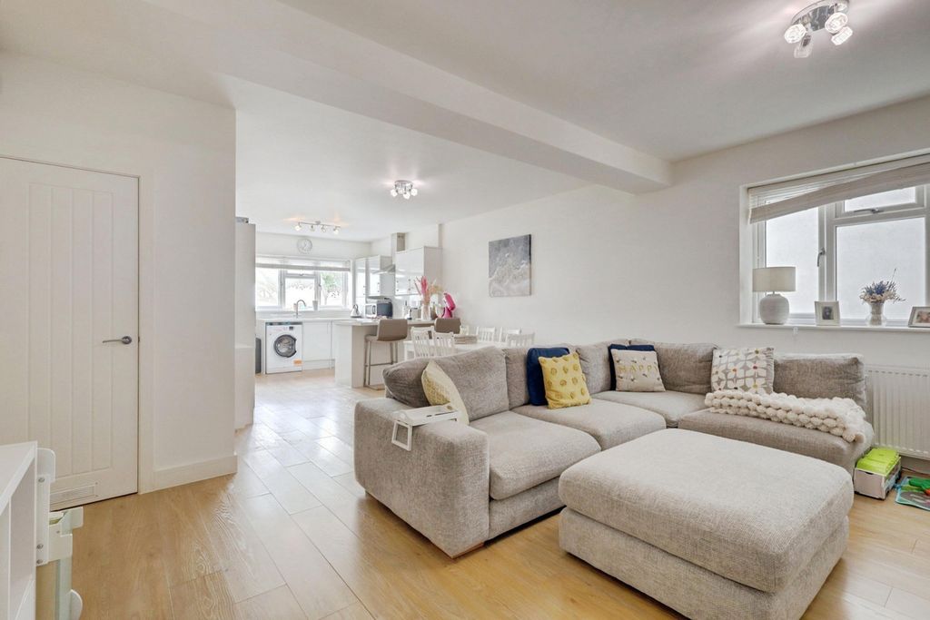 Additional image 8 of 3 bed flat for saleLondon Road, Benfleet SS7