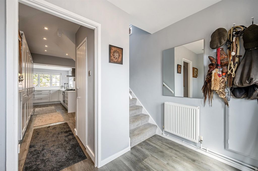 3 bed detached house for saleManor Close, Abbotts Ann, Andover SP11 photo 2