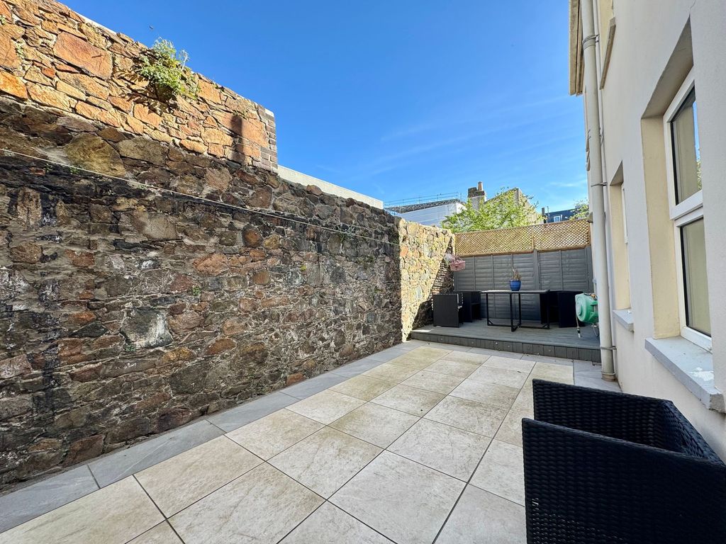 Additional image 11 of 2 bed flat for sale24 Simon Place, St Helier JE2