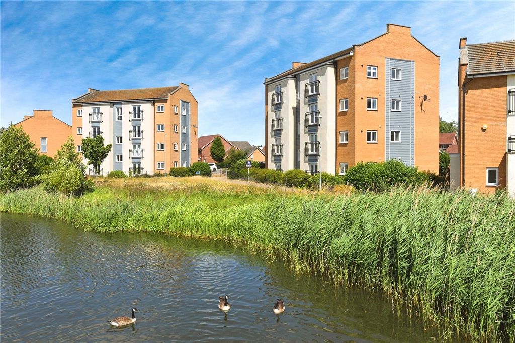 2 bed flat for saleClenshaw Path, Basildon, Essex SS14