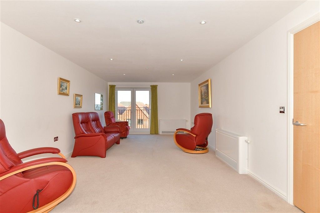 2 bed flat for salePilots View, Chatham, Kent ME4 photo 3