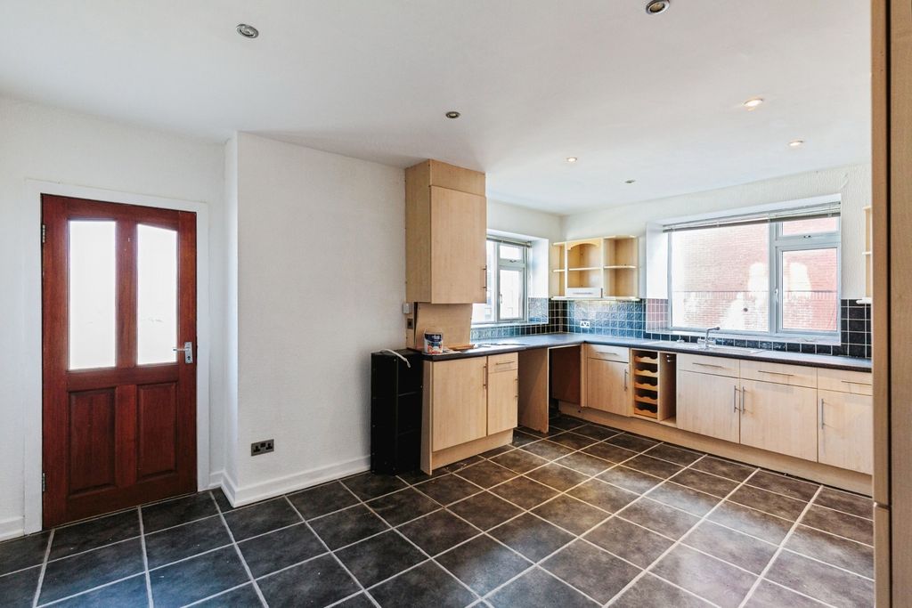 Additional image 8 of 3 bed flat for saleNorth Promenade, Lytham St. Annes, Lancashire FY8