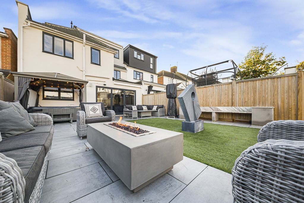 Additional image 5 of 4 bed semi-detached house for saleEdwin Close, Bexleyheath DA7
