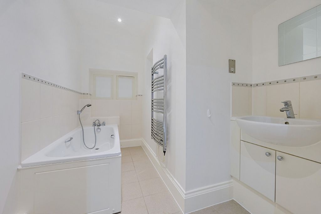 Additional image 8 of 2 bed flat for saleElizabeth Drive, Banstead SM7