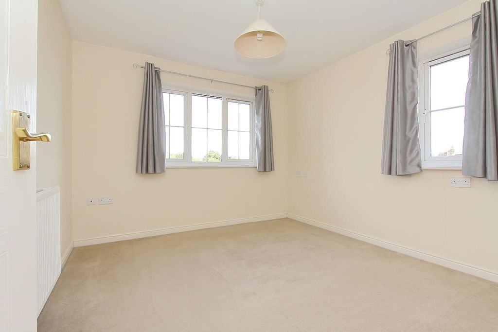 2 bed flat for saleColebrook Way, Andover SP10 photo 5