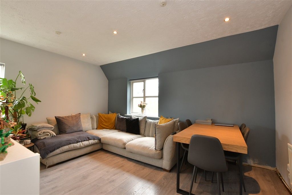 2 bed flat for saleBramble Tye, Laindon, Basildon, Essex SS15 photo 2