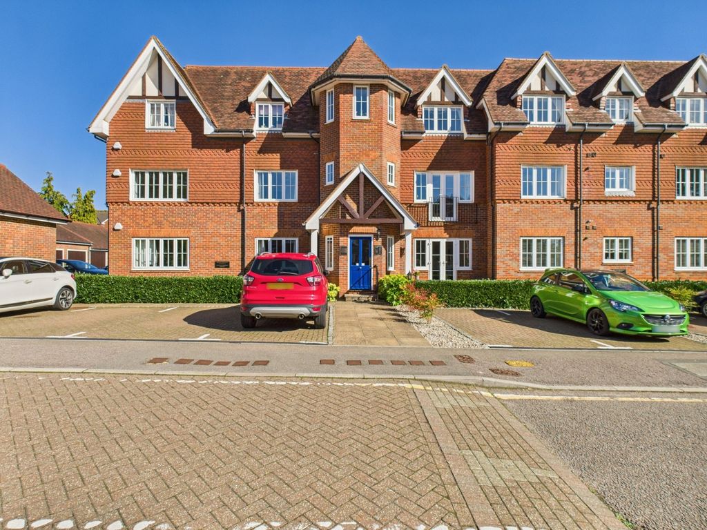 2 bed flat for saleOakfield Close, Amersham, Buckinghamshire HP6