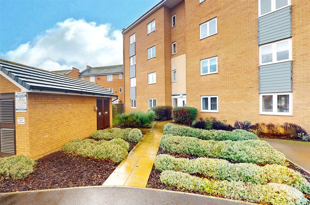 2 bed flat for saleClenshaw Path, Basildon, Essex SS14