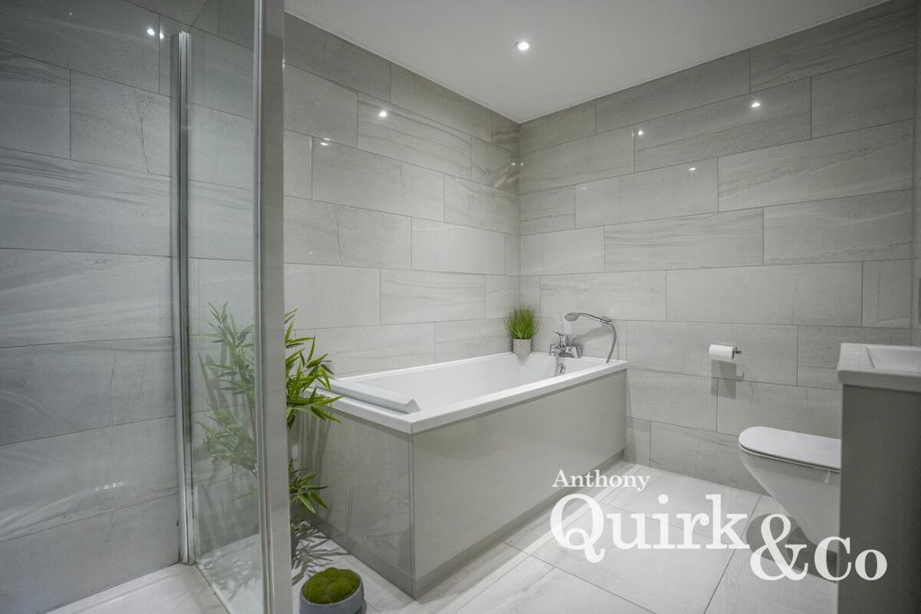 Additional image 5 of 2 bed flat for saleHigh Road, Benfleet SS7