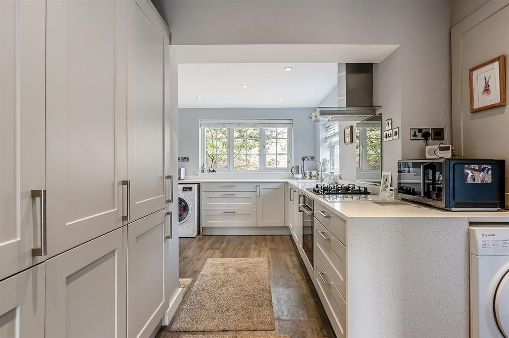 3 bed detached house for saleManor Close, Abbotts Ann, Andover SP11 photo 3