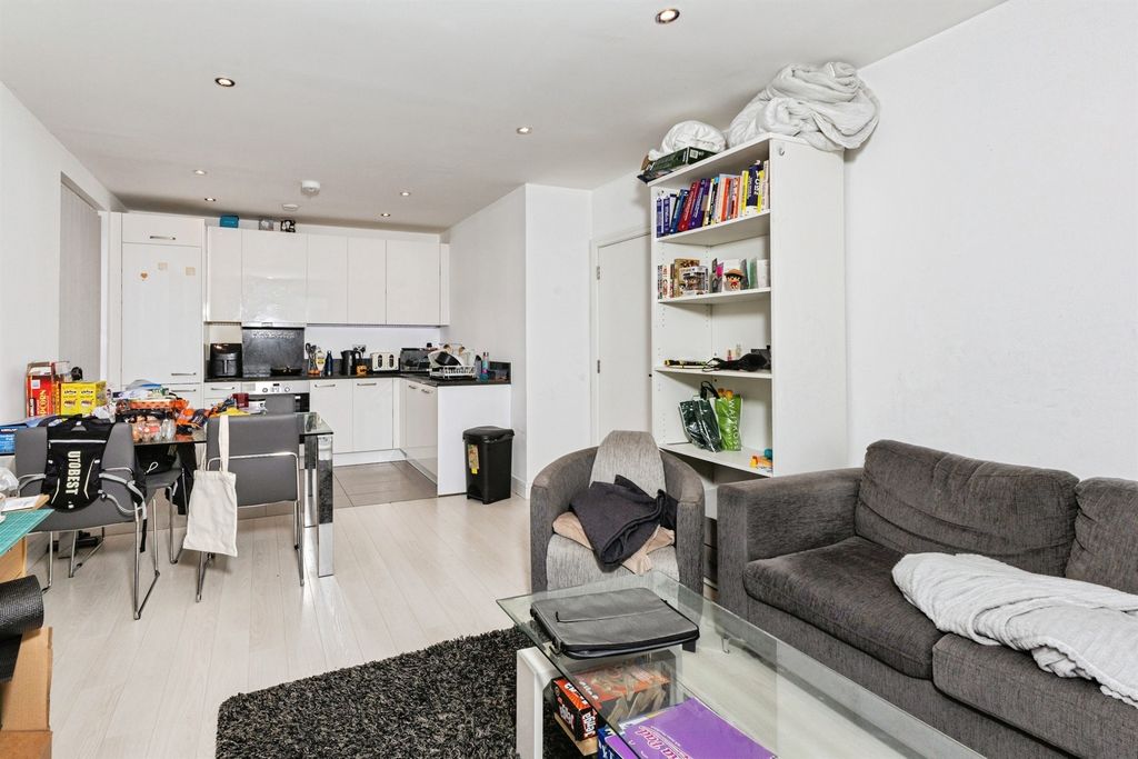 Additional image 7 of 2 bed flat for saleBedwyn Mews, Reading RG2