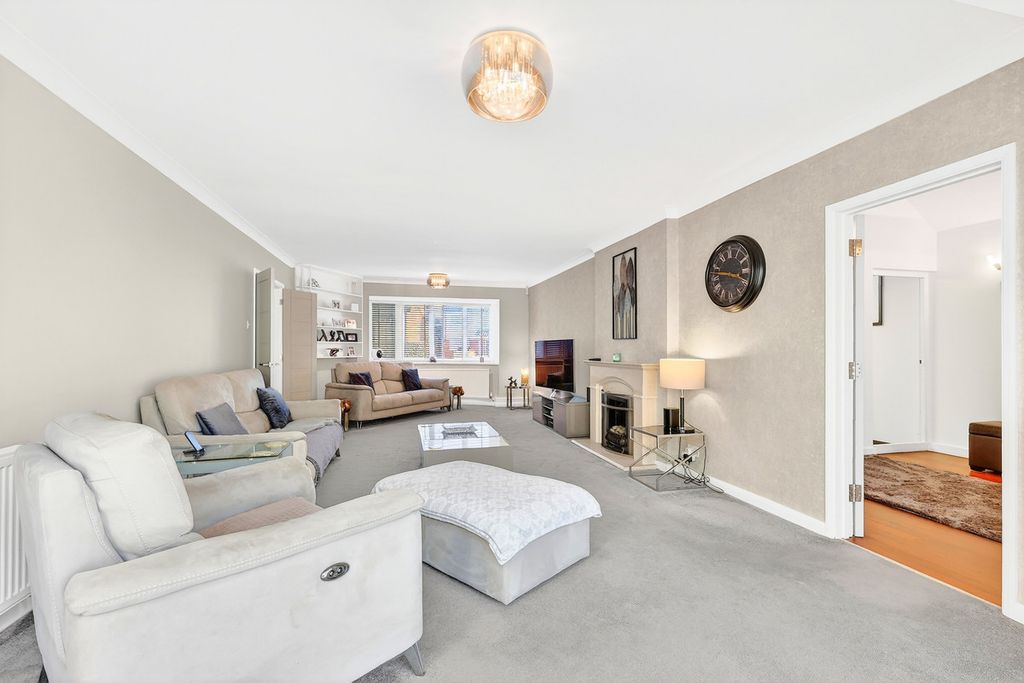 4 bed chalet for saleShipwrights Drive, Thundersley SS7 photo 5
