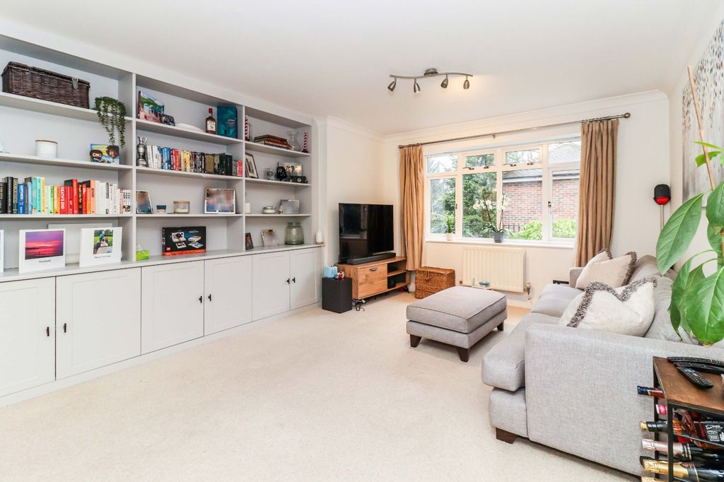 Additional image 2 of 2 bed flat for saleStation Road, Beaconsfield, Buckinghamshire HP9