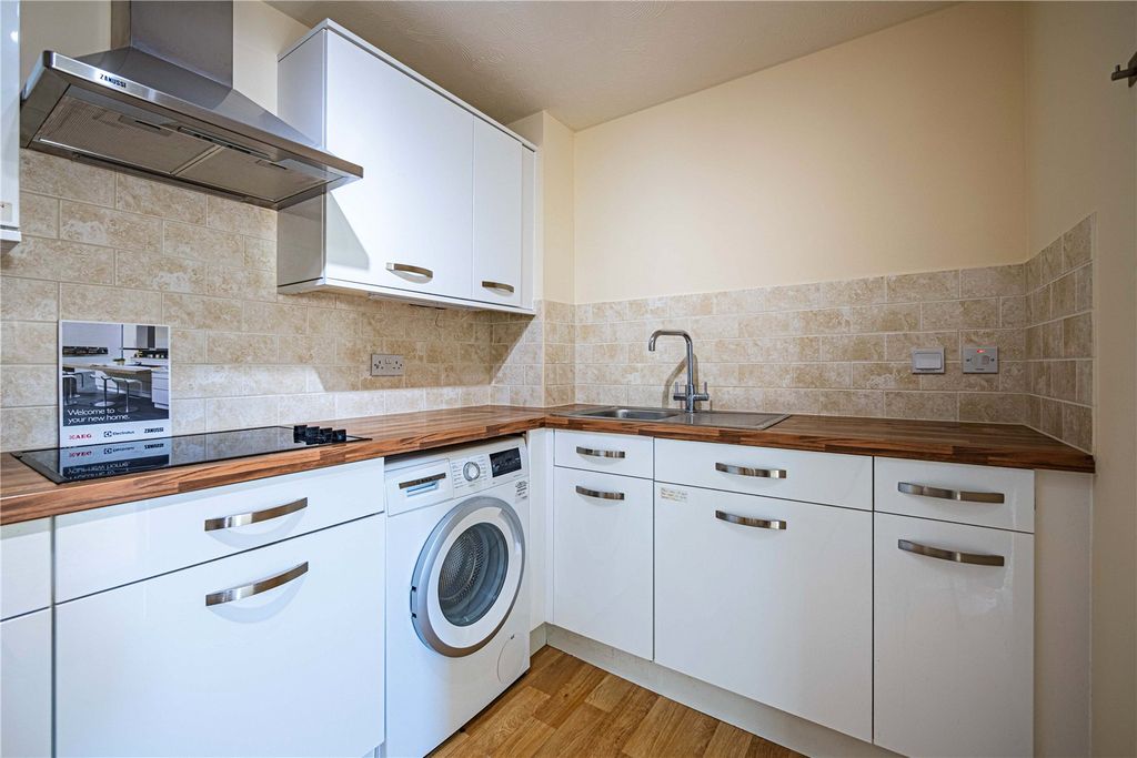 Additional image 8 of 2 bed flat for saleHigh Street, Berkhamsted, Hertfordshire HP4