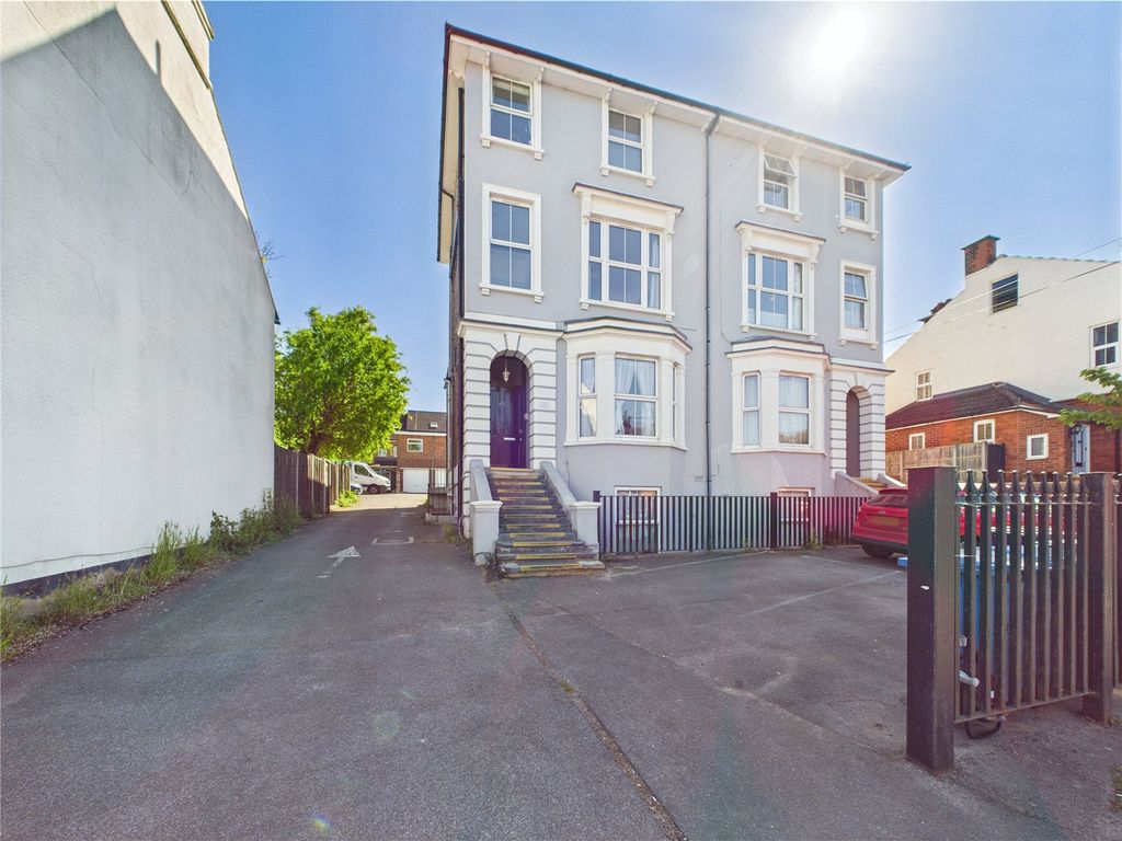 3 bed flat for saleAsh Road, Aldershot, Hampshire GU12