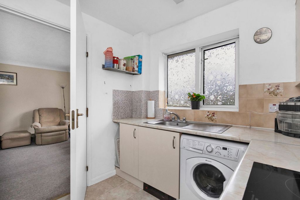 Additional image 10 of 2 bed flat for saleEllingham Close, Alresford SO24