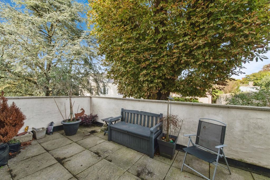 2 bed flat for saleCastle Hill, Axminster EX13 photo 2