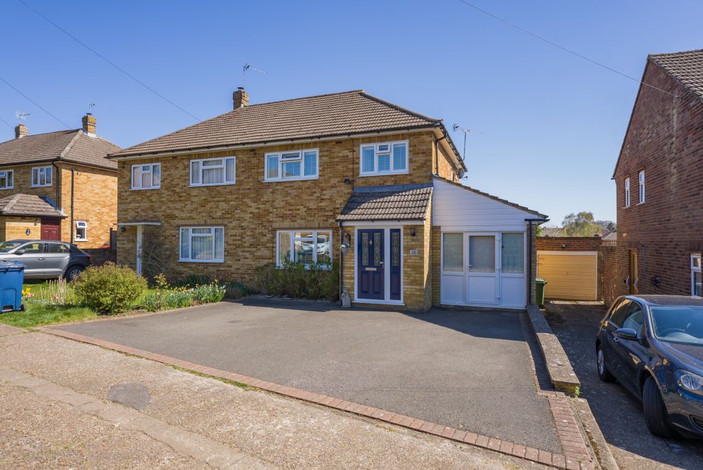 3 bed semi-detached house for salePomeroy Close, Amersham HP7
