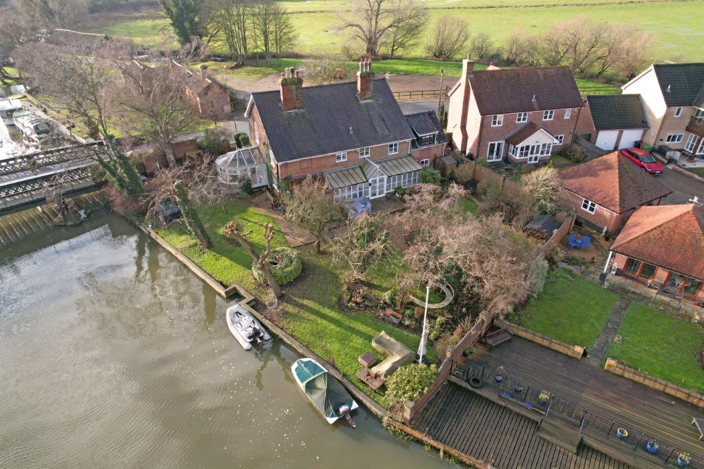 6 bed detached house for saleGillingham NR34
