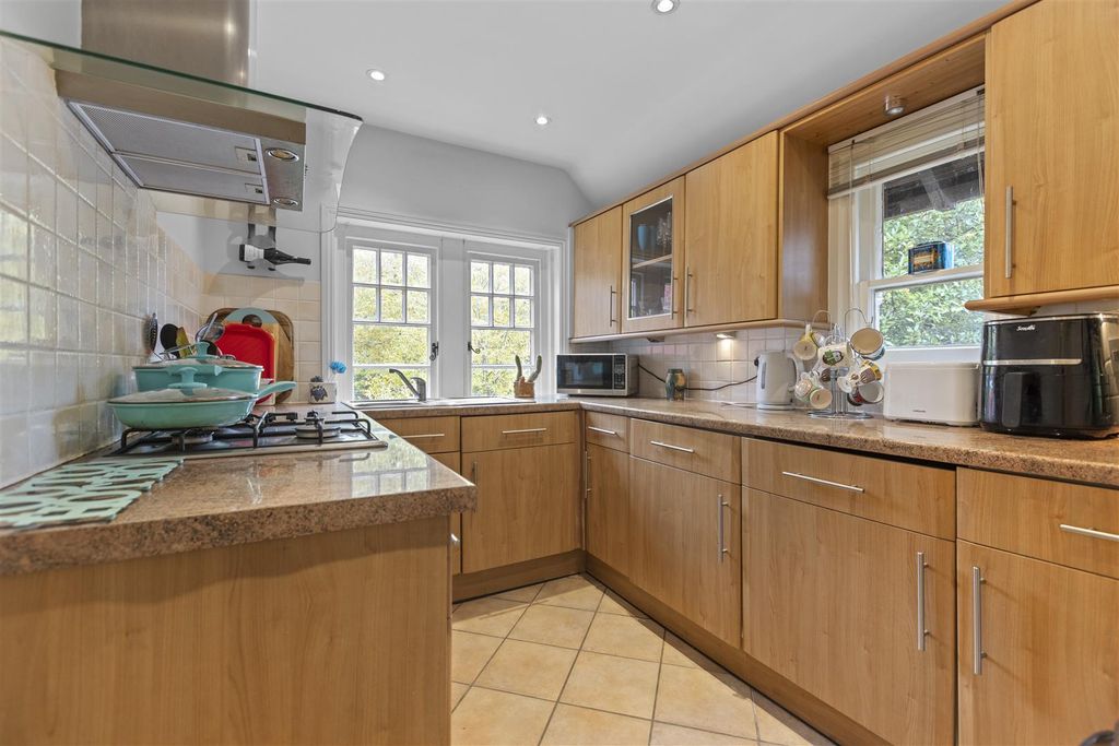 Additional image 10 of 3 bed flat for salePrince Albert Drive, Ascot SL5