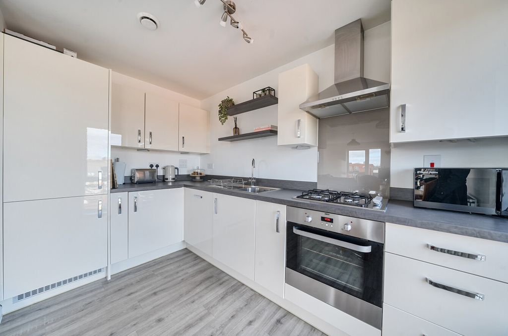 2 bed flat for saleStrong Drive, Basingstoke, Hampshire RG21 photo 2