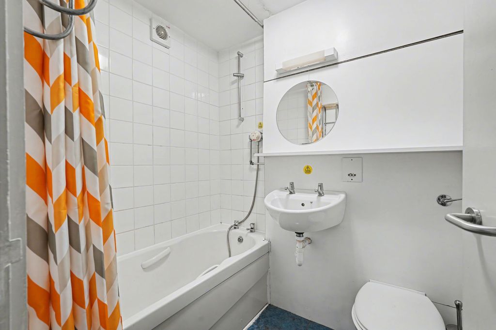 Additional image 5 of 8 bed town house for saleBeckermet CA21