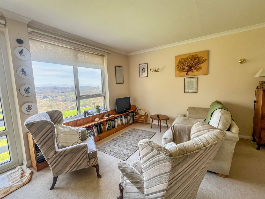 2 bed flat for saleCaldbec Hill, Battle TN33 photo 2