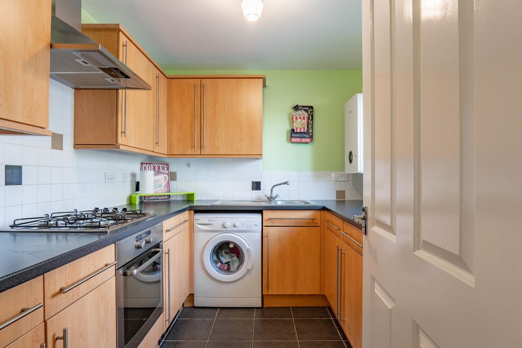 2 bed flat for saleRowan Grove, Inverness IV2 photo 2