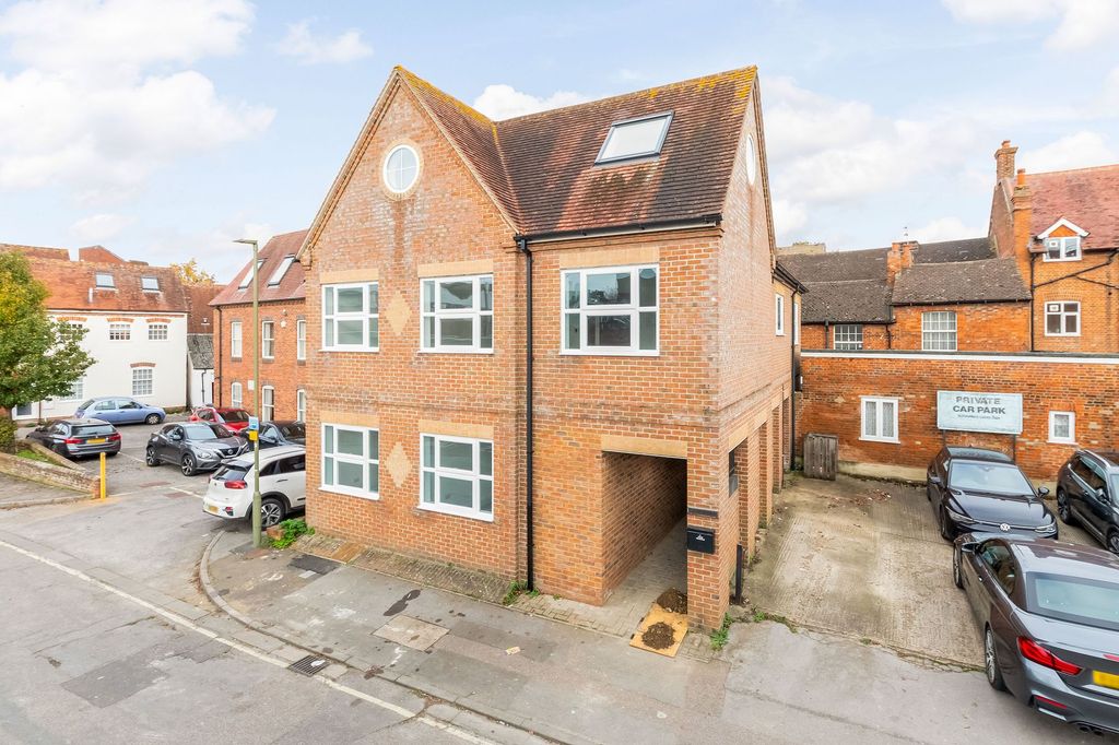 2 bed flat for saleQueen Street, Elizabeth House OX14