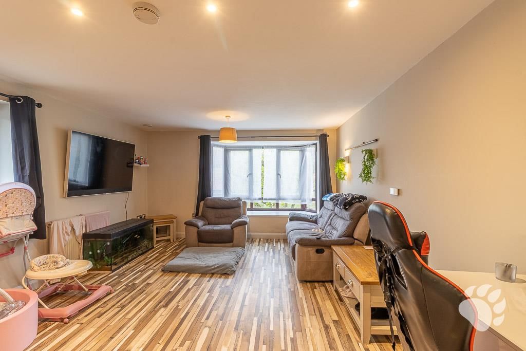 1 bed flat for saleBartlow Side, Burnt Mills SS13 photo 2